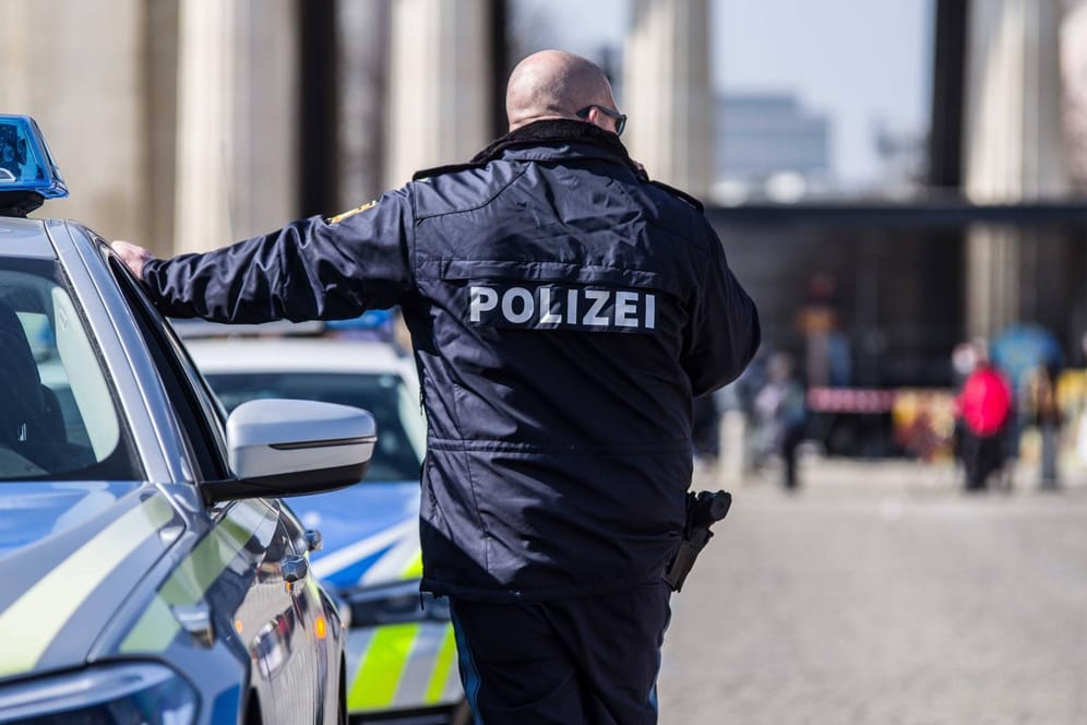 Ein Polizist im Einsatz in München (Archivbild): In der Stadt steht die Behörde wegen Drogenskandalen und anderer Delikte im Blickpunkt.