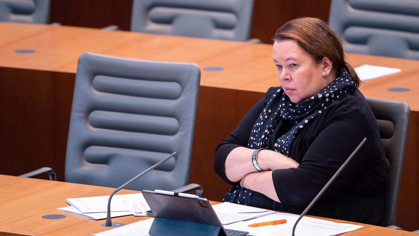 Ursula Heinen-Esser (CDU) im Landtag in Düsseldorf: Nach ihrer Mallorca-Reise nach der Flutkatastrophe hatte sie ihren Rücktritt erklärt.