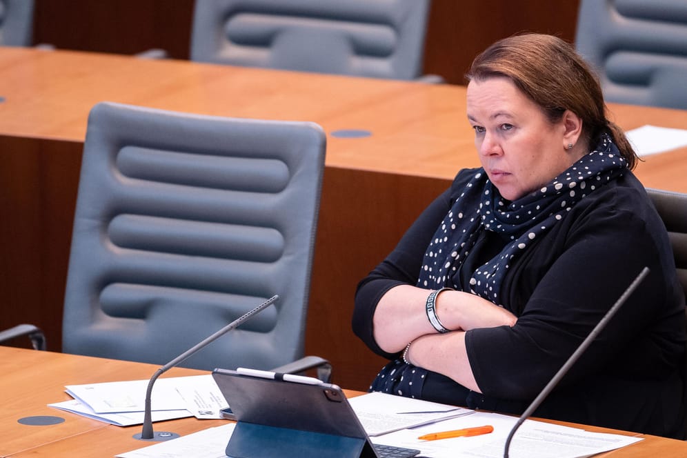 Ursula Heinen-Esser (CDU) im Landtag in Düsseldorf: Nach ihrer Mallorca-Reise nach der Flutkatastrophe hatte sie ihren Rücktritt erklärt.
