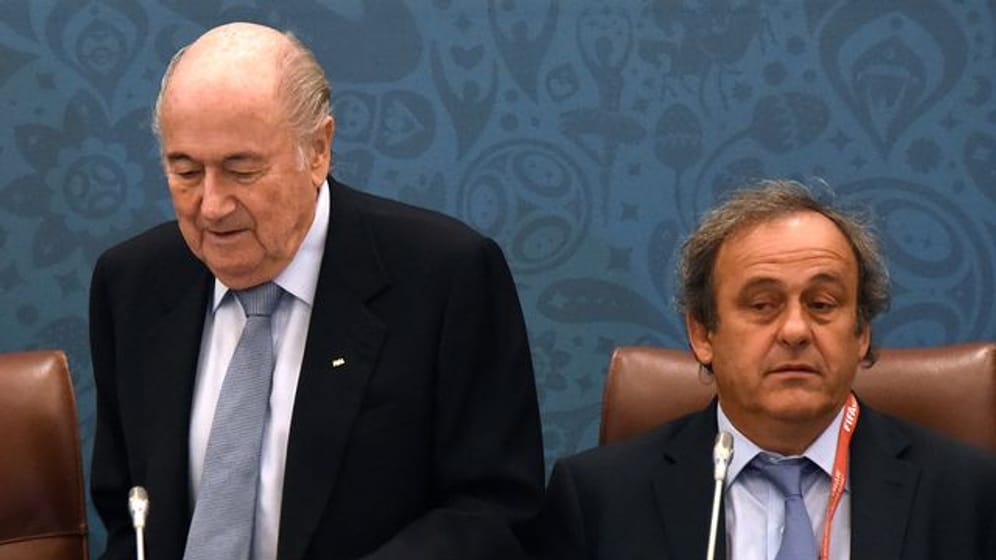 Joseph Blatter (l) und Michel Platini müssen in der Schweiz wegen Betrugs vor Gericht.