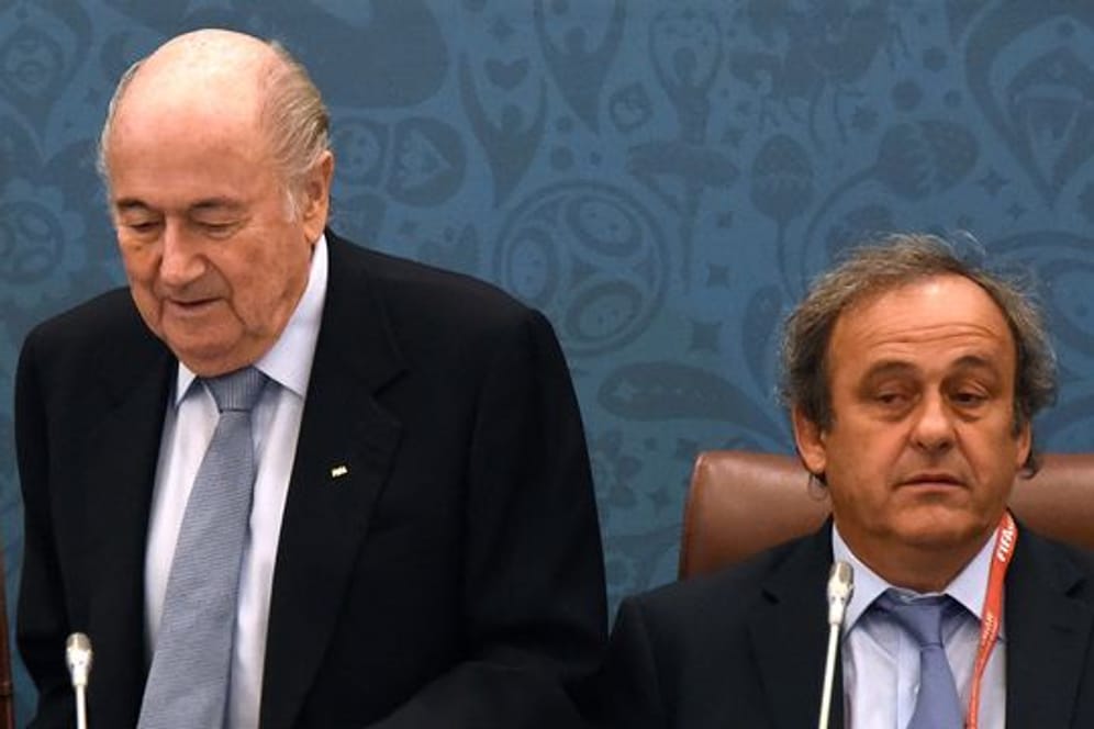 Joseph Blatter (l) und Michel Platini müssen in der Schweiz wegen Betrugs vor Gericht.