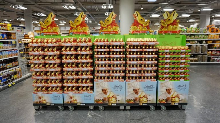 Schokoosterhasen in einem Supermarkt (Symbolbild): Viele Osterprodukte wurden bereits vorproduziert und sind dementsprechend problemlos erhältlich.