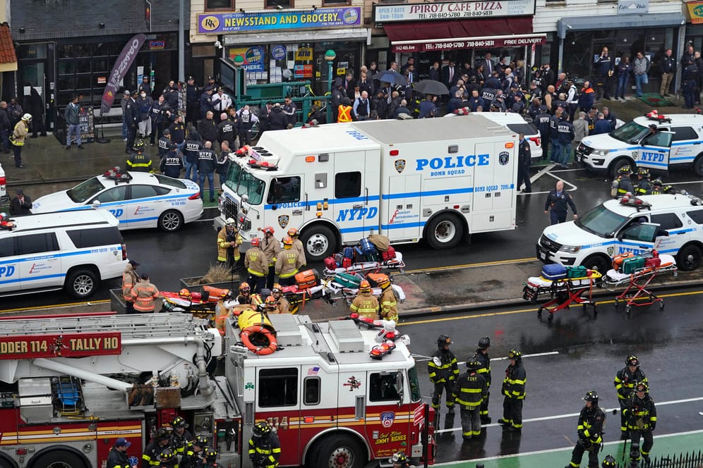 Großeinsatz im New Yorker Stadtteil Brooklyn: Bei Schüssen in einer U-Bahn-Station sind mehrere Menschen verletzt worden.