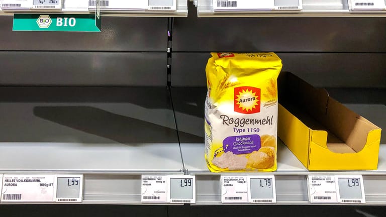 Leeres Mehlregal im Supermarkt (Symbolbild): Aus Sorge vor Weizenengpässen hamstern aktuell viele Menschen Mehl.