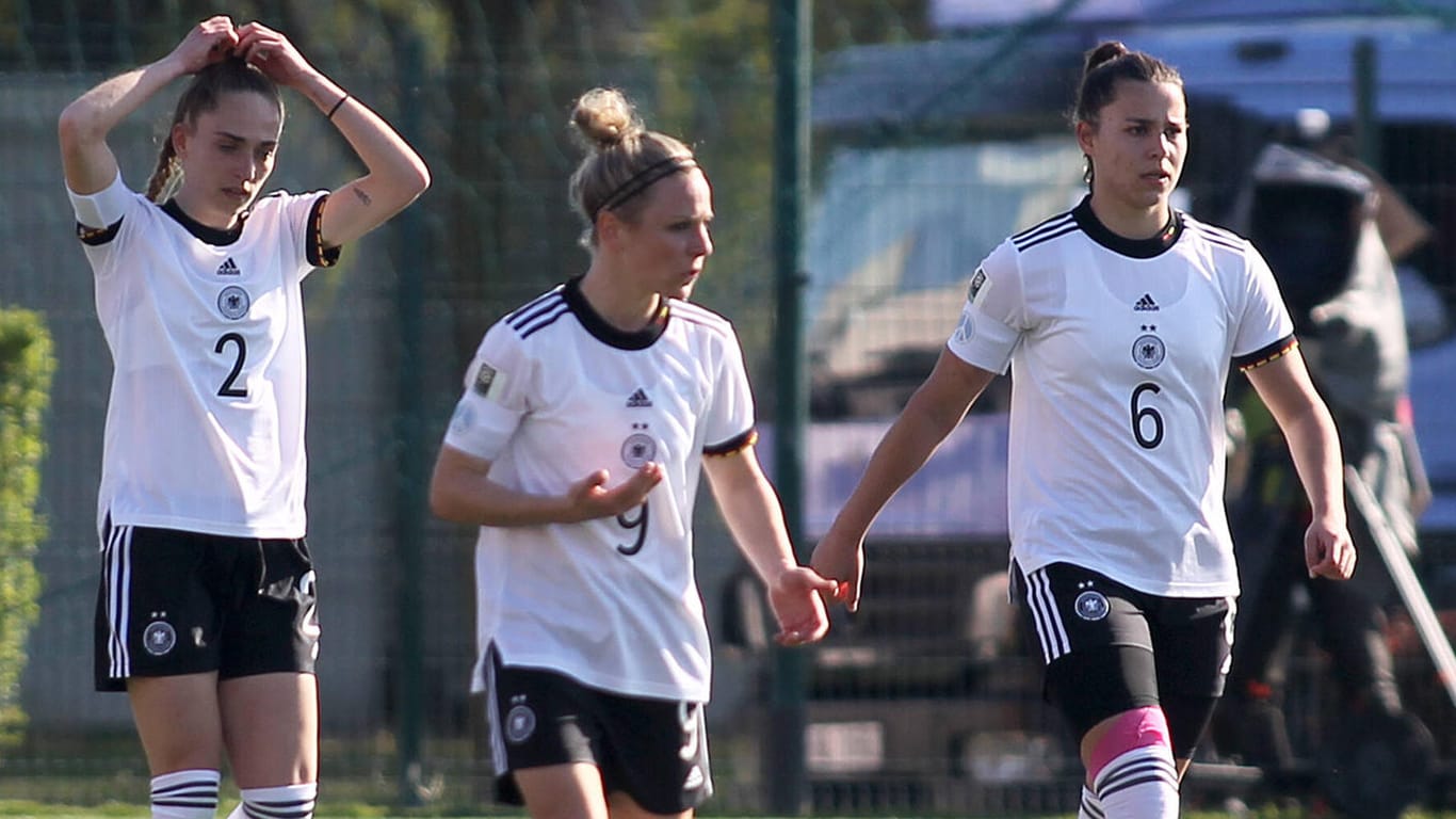 Sophia Kleinherne (l.), Svenja Huth (m.) und Lena Oberdorf: Die Partie in Serbien verlief enttäuschend für die DFB-Damen.