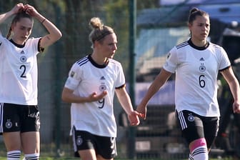 Sophia Kleinherne (l.), Svenja Huth (m.) und Lena Oberdorf: Die Partie in Serbien verlief enttäuschend für die DFB-Damen.