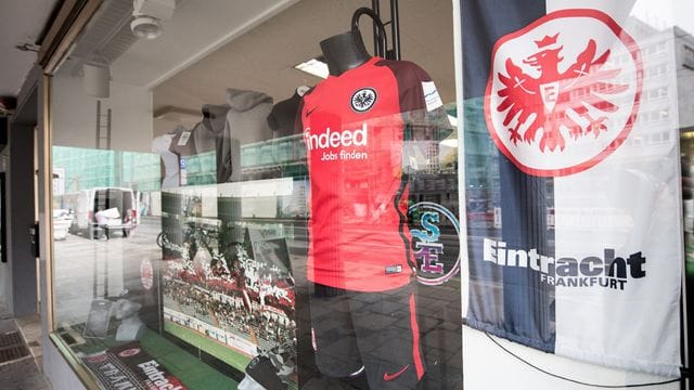 Weil Eintracht Frankfurt beim FC Barcelona spielt wurden die Fanshops schon vor Ostern geschlossen. Weil Eintracht Frankfurt beim FC Barcelona spielt wurden die Fanshops schon vor Ostern geschlossen.