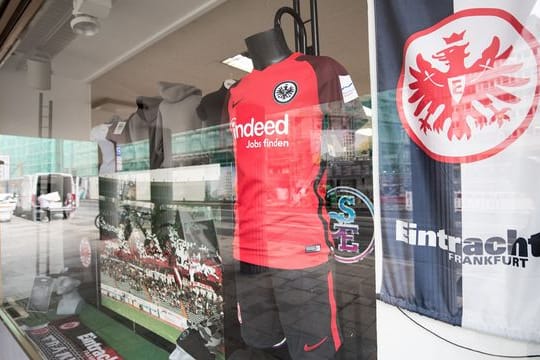 Weil Eintracht Frankfurt beim FC Barcelona spielt wurden die Fanshops schon vor Ostern geschlossen.