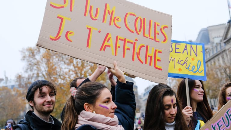 Menschen demonstrieren gegen Gewalt gegen Frauen in Paris: An einer Elite-Uni gibt fast jede Vierte an, sexualisierte Gewalt erfahren zu haben.