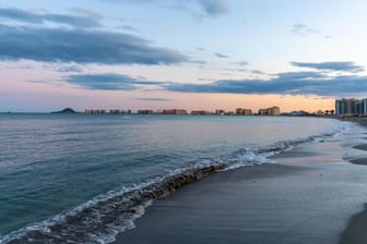 In der Abenddämmerung scheint der Strand im spanischen La Manga endlos: So idyllisch sieht es hier im Sommer kaum aus. Dann werden tonnenweise tote Fische an die Strände des Mar Menor gespült.