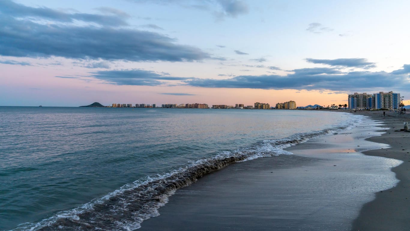 In der Abenddämmerung scheint der Strand im spanischen La Manga endlos: So idyllisch sieht es hier im Sommer kaum aus. Dann werden tonnenweise tote Fische an die Strände des Mar Menor gespült.