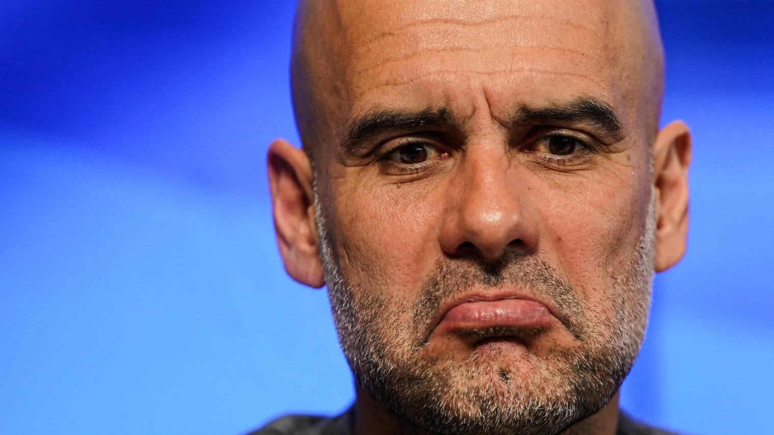 Pep Guardiola: Der City-Coach wurde auf einer Pressekonferenz überrascht. Pep Guardiola: Der City-Coach wurde auf einer Pressekonferenz überrascht.