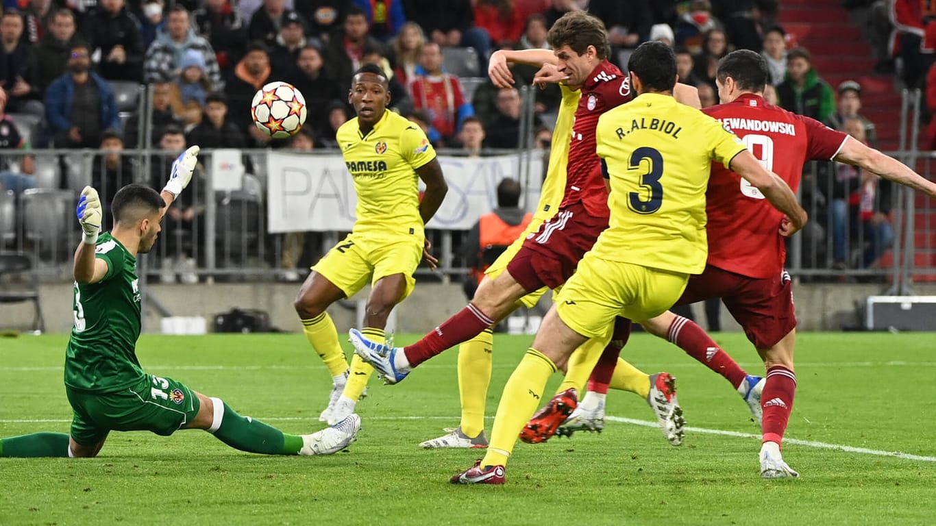 Thomas Müller scheitert an Villarreals Torhüter Geronimo Rulli.