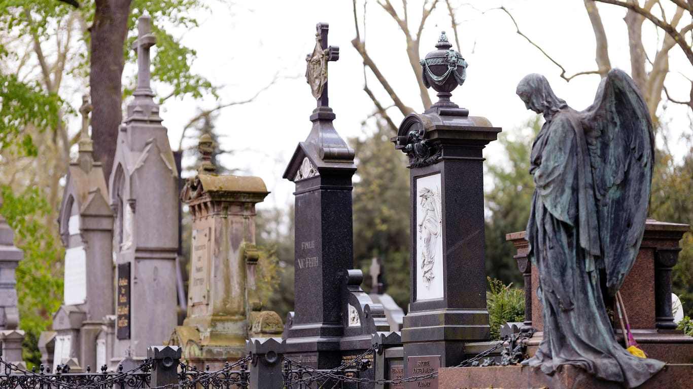 Gräber auf dem Melaten-Friedhof (Symbolbild): Im März 2022 waren die Sterbefallzahlen in Deutschland überdurchschnittlich hoch.