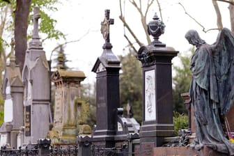 Gräber auf dem Melaten-Friedhof (Symbolbild): Im März 2022 waren die Sterbefallzahlen in Deutschland überdurchschnittlich hoch.