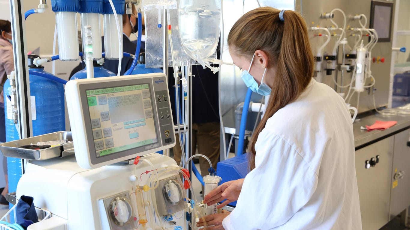 Dialysegerät in einem Krankenhaus in Laage: Das Gerät wird eingesetzt bei Menschen, deren Nieren nicht mehr richtig funktionieren.