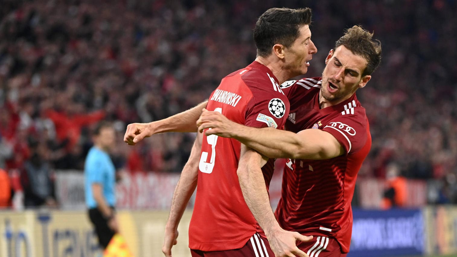 Robert Lewandowski (l.) feiert sein Tor zum 1:0 mit Thomas Müller.