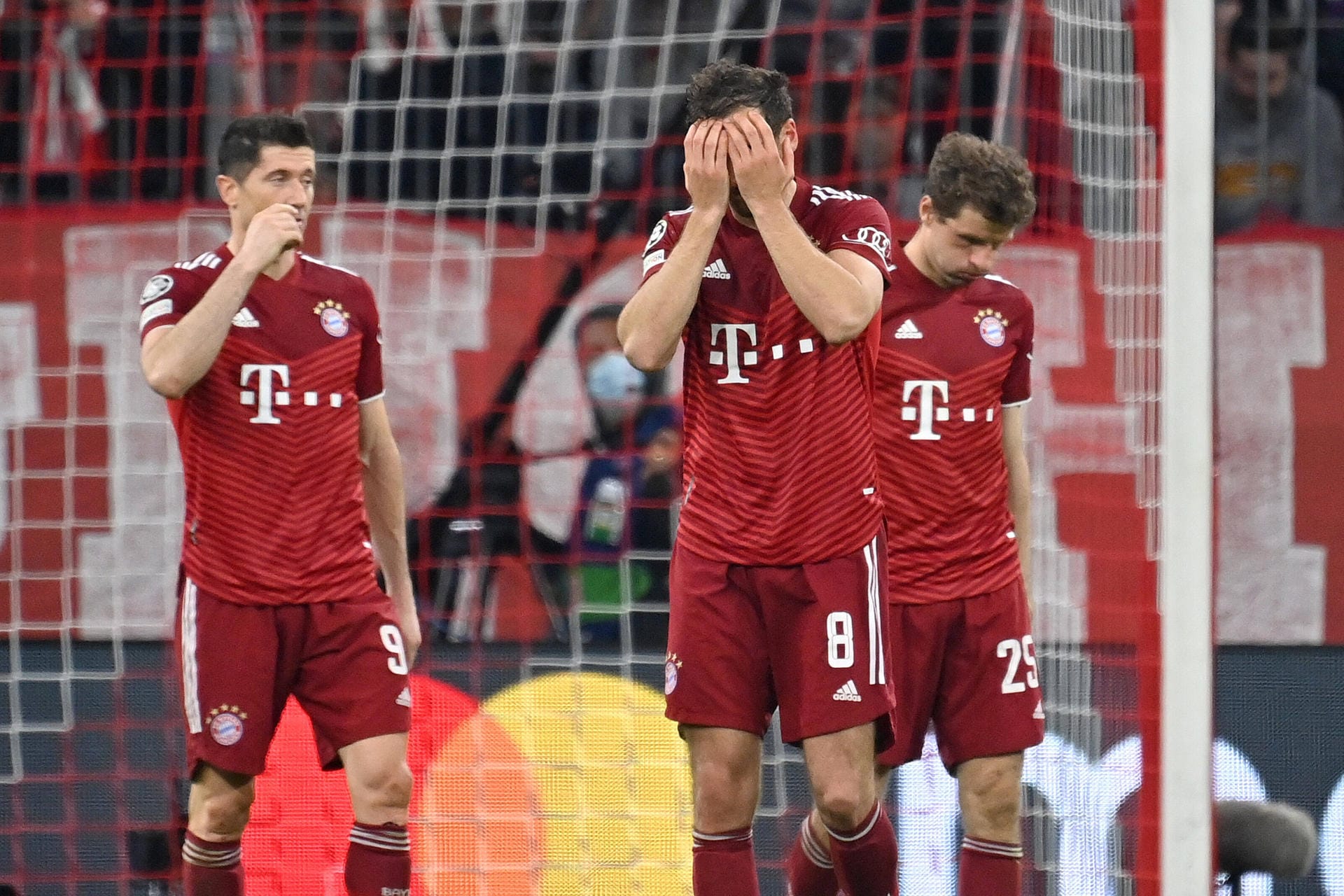 Die Bayern-Stars können es kaum glauben: Gegen Villarreal schied der deutsche Rekordmeister aus.