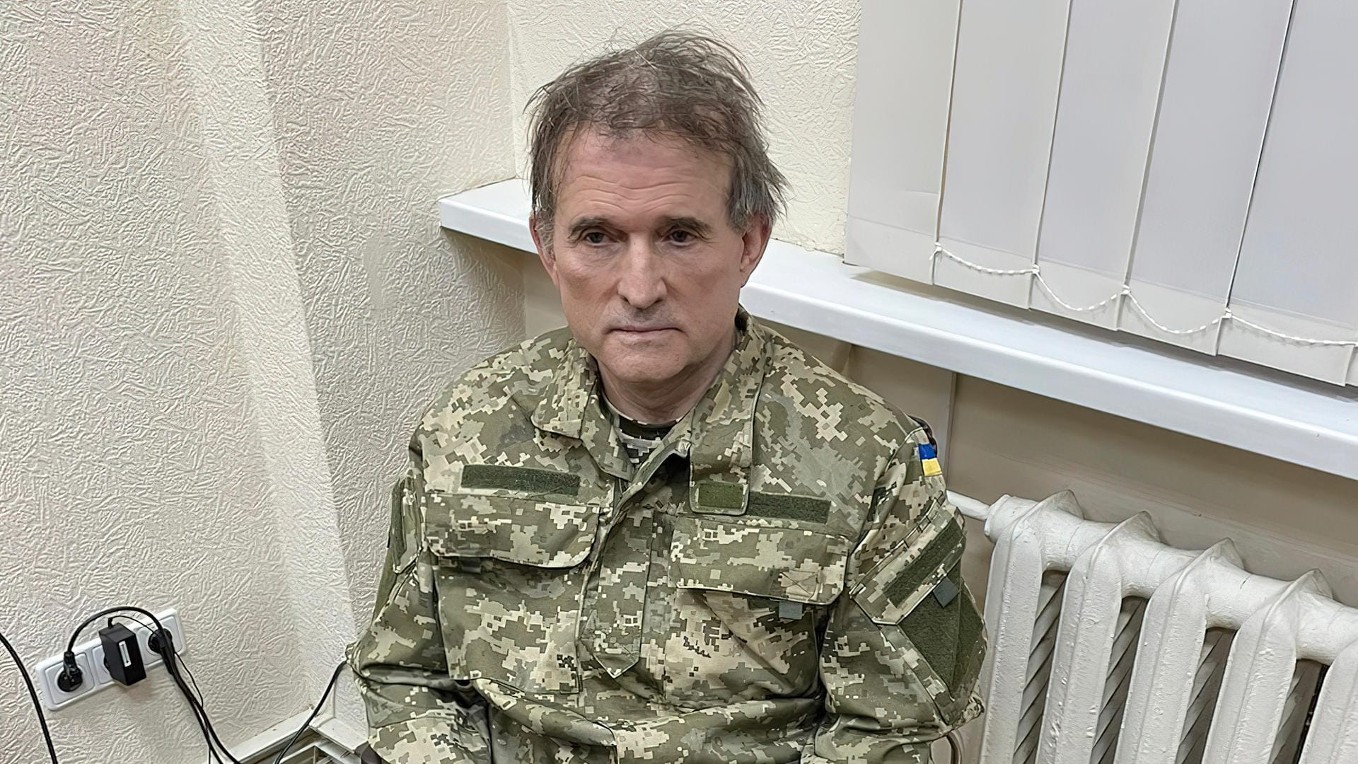 Viktor Medwedtschuk nach seiner Festnahme: Er trägt Handschellen und eine Militäruniform