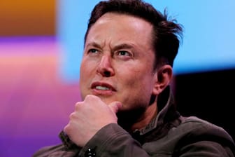 Elons Musk bei einer Messe (Archivbild): Der neue Aktionär bei Twitter steht in der Kritik.