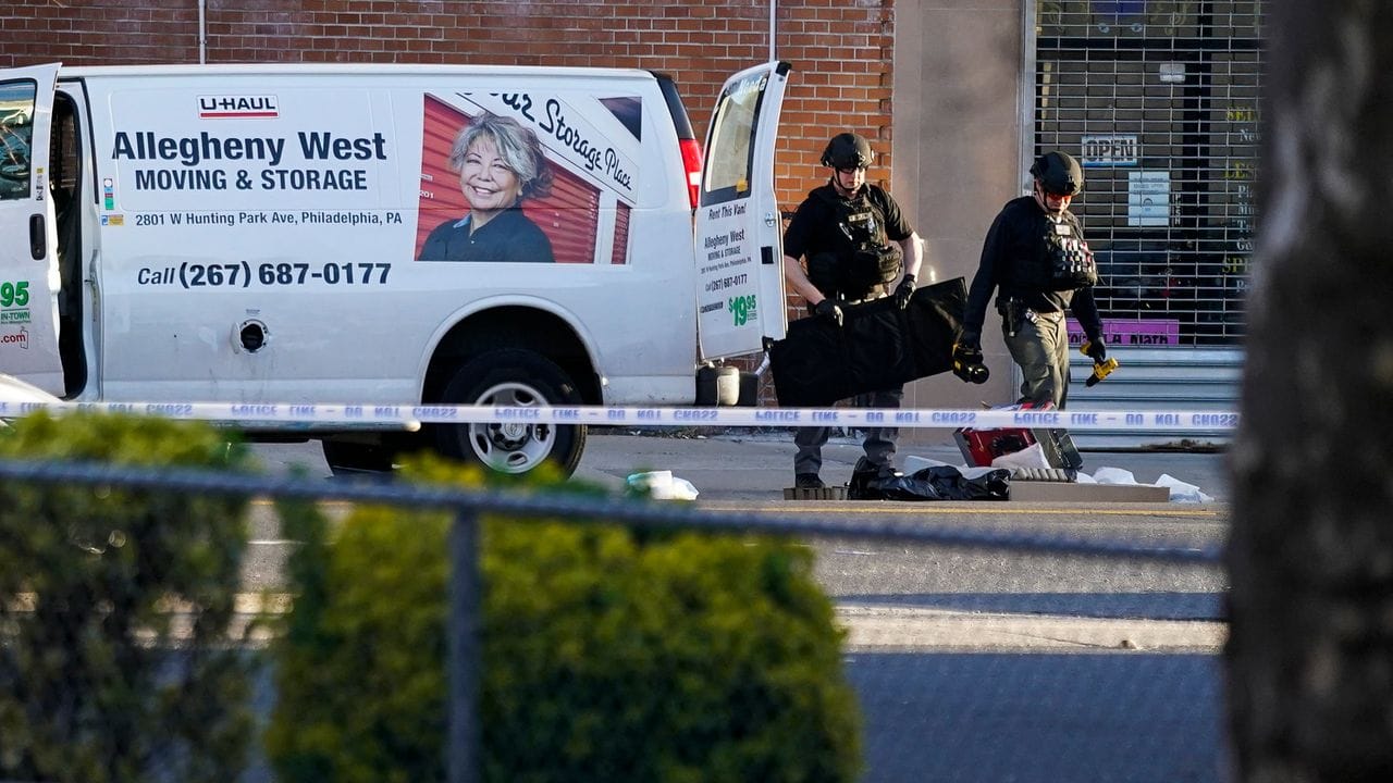 Bombenentschärfer durchsuchen einen Kleinlaster im New Yorker Stadtteil Brooklyn. Bombenentschärfer durchsuchen einen Kleinlaster im New Yorker Stadtteil Brooklyn.