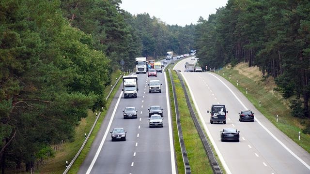 Sie pendeln mit dem Geschäftsauto zwischen Wohnung und Arbeitsstelle? Dann müssen Sie diese Fahrten versteuern.