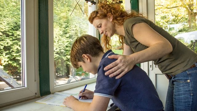 Fordern, aber nicht überfordern: Auch Eltern tragen zum Lernerfolg ihrer Kinder bei.