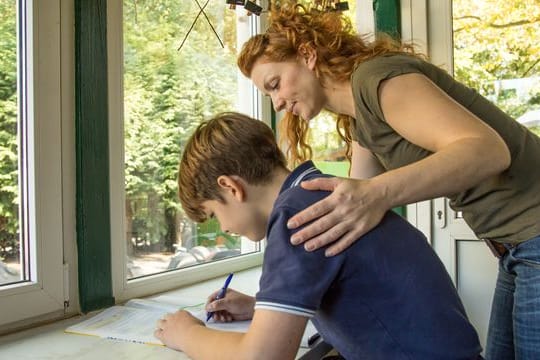 Fordern, aber nicht überfordern: Auch Eltern tragen zum Lernerfolg ihrer Kinder bei.