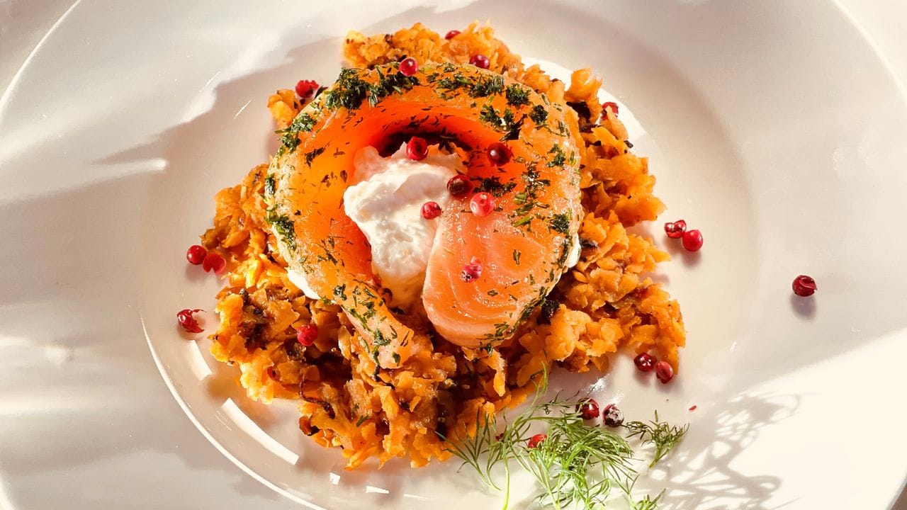 Lachs beizt DSM-Chef Tim Müller mit Mandarinen- oder Dillgeist. Lachs beizt DSM-Chef Tim Müller mit Mandarinen- oder Dillgeist.