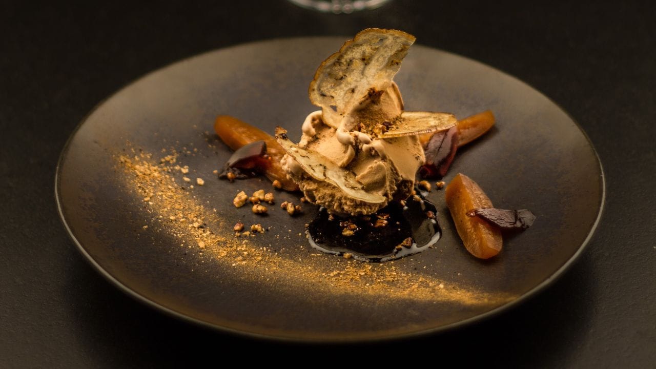 Getränke-Pairing ist im Sternerestaurant Coda Cocktail-Pairing: Zum Beispiel Sherry mit Oolong Tee und Kardamomgeist zu einem Aubergine, Pekannuss und Apfelbalsamico Dessert. Getränke-Pairing ist im Sternerestaurant Coda Cocktail-Pairing: Zum Beispiel Sherry mit Oolong Tee und Kardamomgeist zu einem Aubergine, Pekannuss und Apfelbalsamico Dessert.