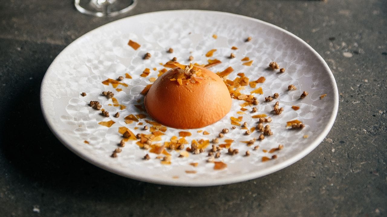 Ein ein Drink aus Wildpflaumenbrand, Grapefruitgeist und Muskateller Verjus spielt in einem Cocktail des Sternerestaurants Coda passend zu einem Menügang mit Möhre die Hauptrolle. Ein ein Drink aus Wildpflaumenbrand, Grapefruitgeist und Muskateller Verjus spielt in einem Cocktail des Sternerestaurants Coda passend zu einem Menügang mit Möhre die Hauptrolle.