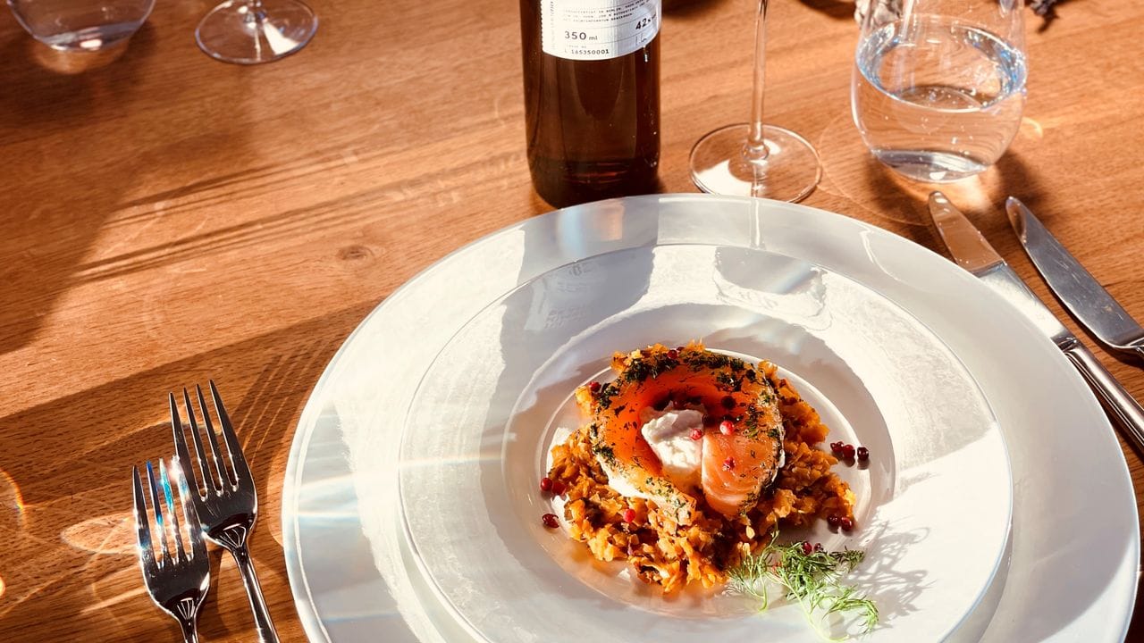 Zum mit Mandarinen- oder Dillgeist gebeiztem Lachs von Tim Müller passen als Getränke ein Zitrus- oder Gurkengeist, aber auch ein Himbeerbrand. Zum mit Mandarinen- oder Dillgeist gebeiztem Lachs von Tim Müller passen als Getränke ein Zitrus- oder Gurkengeist, aber auch ein Himbeerbrand.
