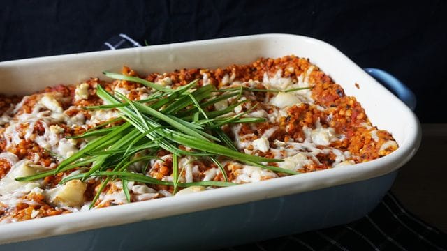 Statt Hackfleisch spielen bei der Lasagne Bärlauch, Ziegenkäse und rote Linsen die Hauptrolle.