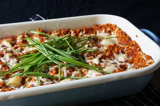 Statt Hackfleisch spielen bei der Lasagne Bärlauch, Ziegenkäse und rote Linsen die Hauptrolle.