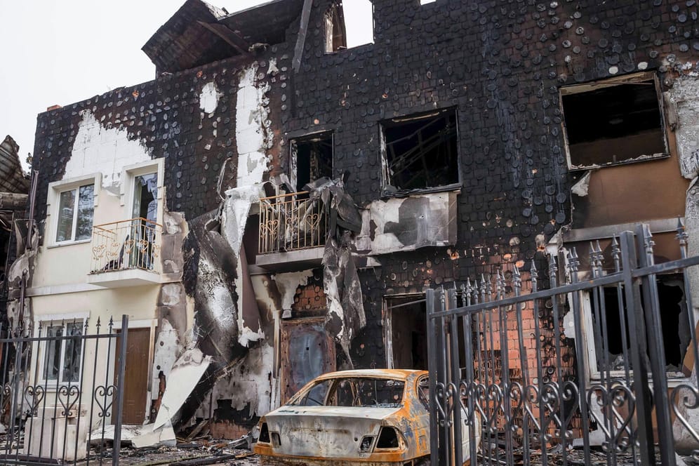 Zerstörte Häuser in einem Vorort von Kiew: Selbst nach Abzug russischer Truppen gibt es grauenhafte Bilder aus der Hauptstadt.