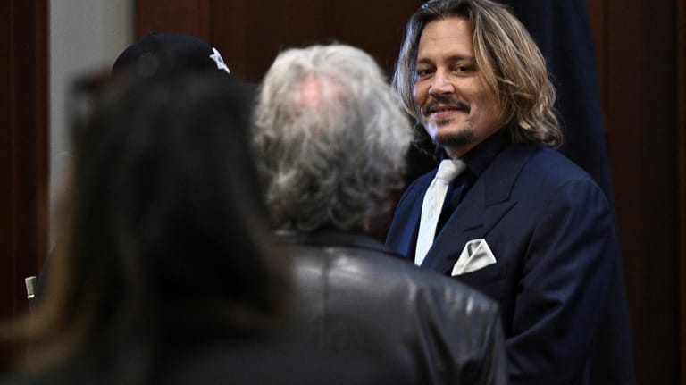 Johnny Depp im Gerichtsraum in Fairfax, Virginia: Seine Anwälte erheben schwere Vorwürfe gegen die Ex-Frau des Schauspielers.