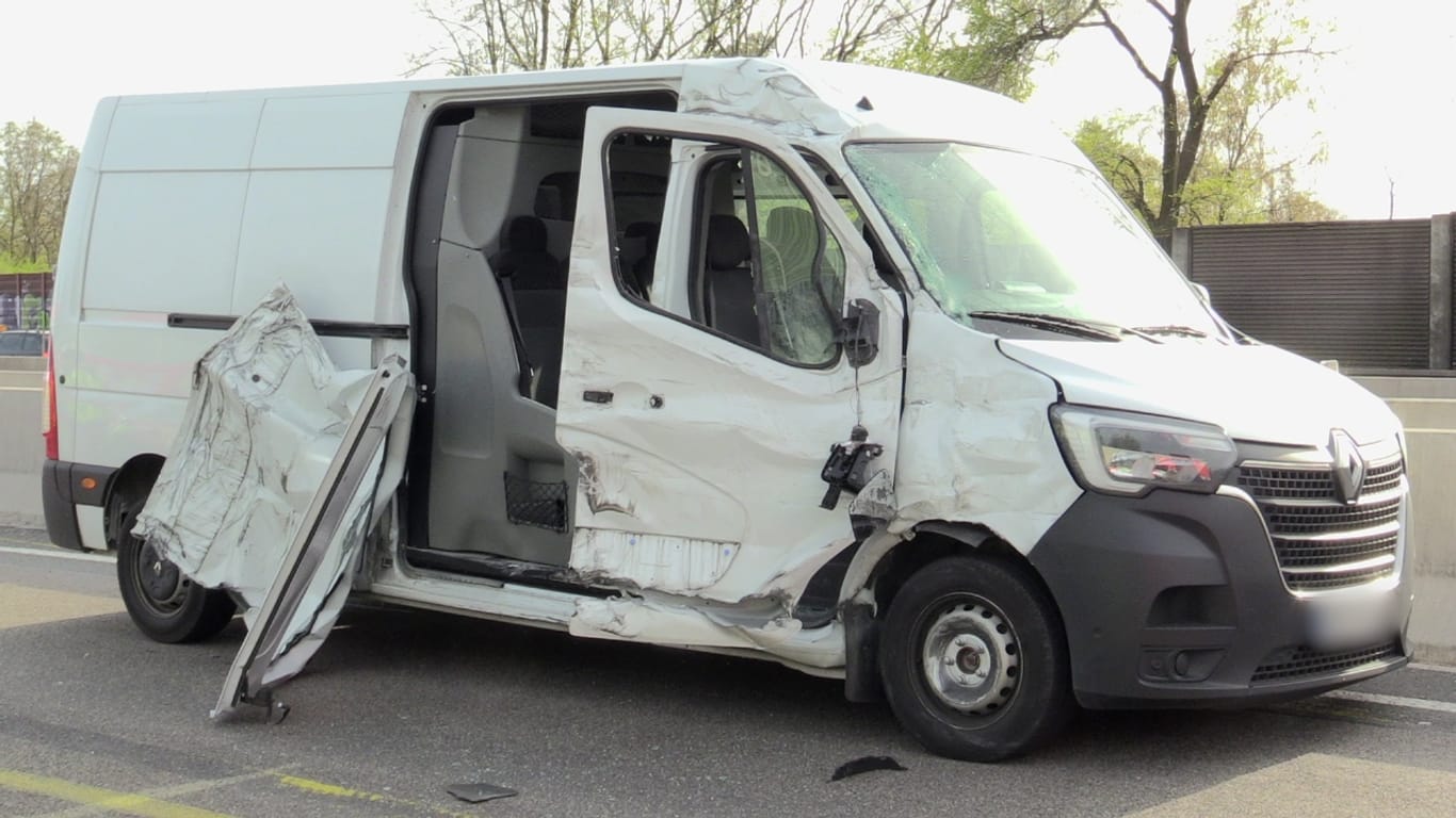 Der demolierte Kleintransporter: Die fünf weiteren Insassen wurden verletzt.