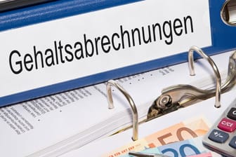 Ordner mit der Aufschrift "Gehalzsabrechnung" (Symbolbild): In ganz Sachsen ist das Einkommen in Leipzig am niedrigsten.