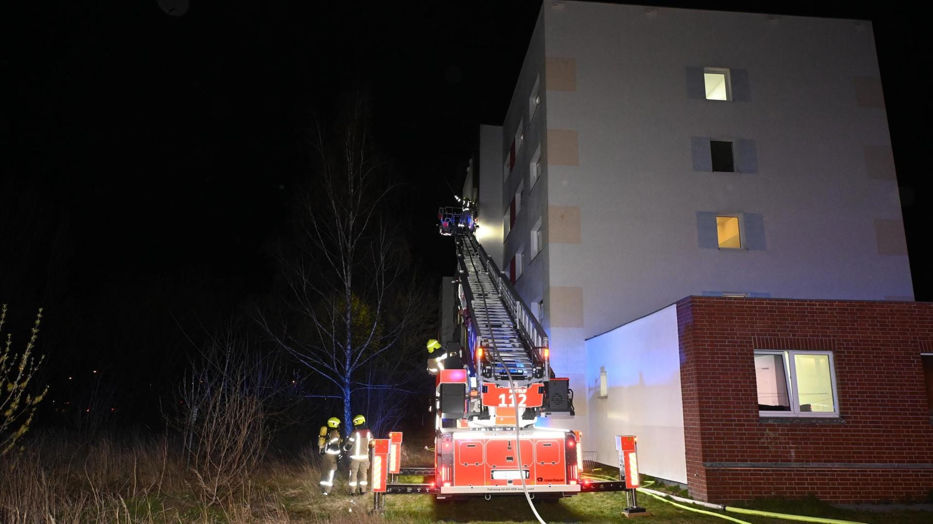 Die Feuerwehr im Einsatz mit Drehleiter: Sechs weitere Menschen wurden verletzt. Die Feuerwehr im Einsatz mit Drehleiter: Sechs weitere Menschen wurden verletzt.