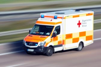 Krankenwagen mit Blaulicht fährt auf der Autobahn zu Noteinsatz (Symbolbild): Drei Menschen sind mit schweren Verletzungen ins Krankenhaus gebracht worden.