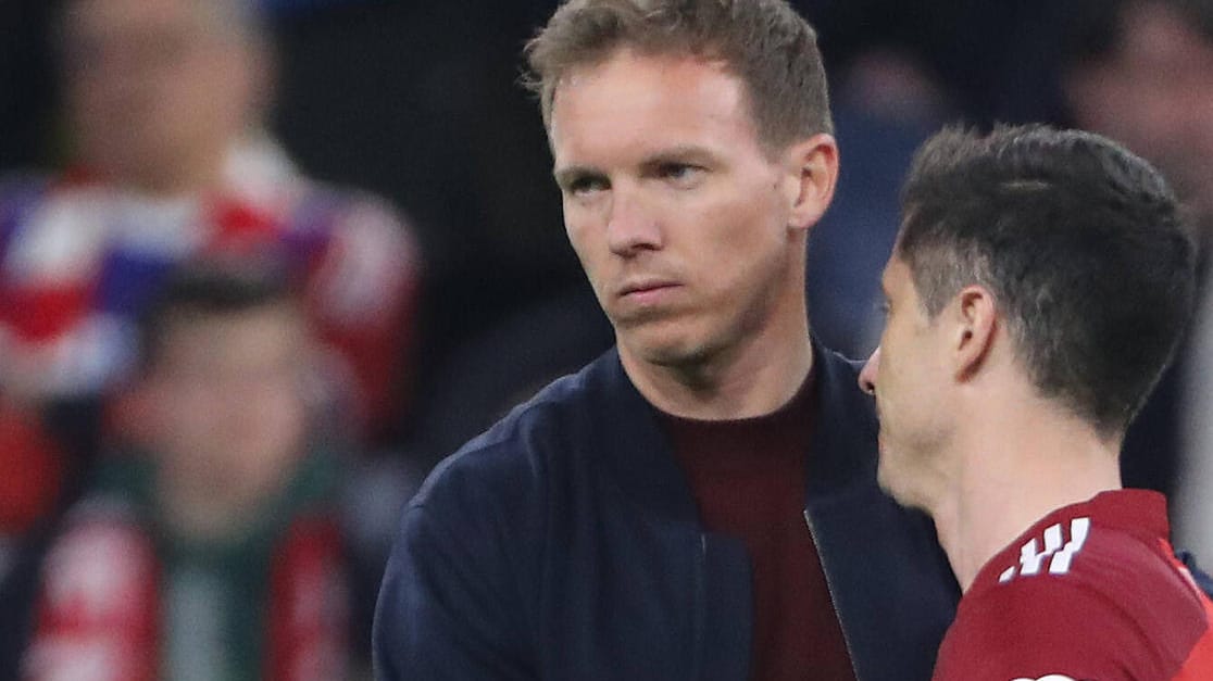 Julian Nagelsmann: Der Trainer des FC Bayern tröstete Robert Lewandowski nach dem Champions-League-Aus.