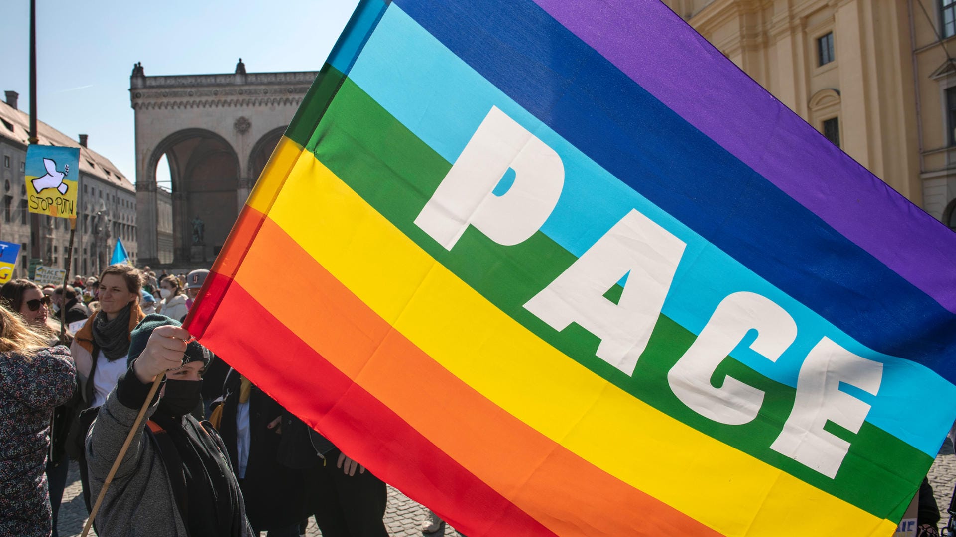Eine Peace-Fahne (Archivbild): An Ostern demonstrieren Menschen für den Frieden. Eine Peace-Fahne (Archivbild): An Ostern demonstrieren Menschen für den Frieden.