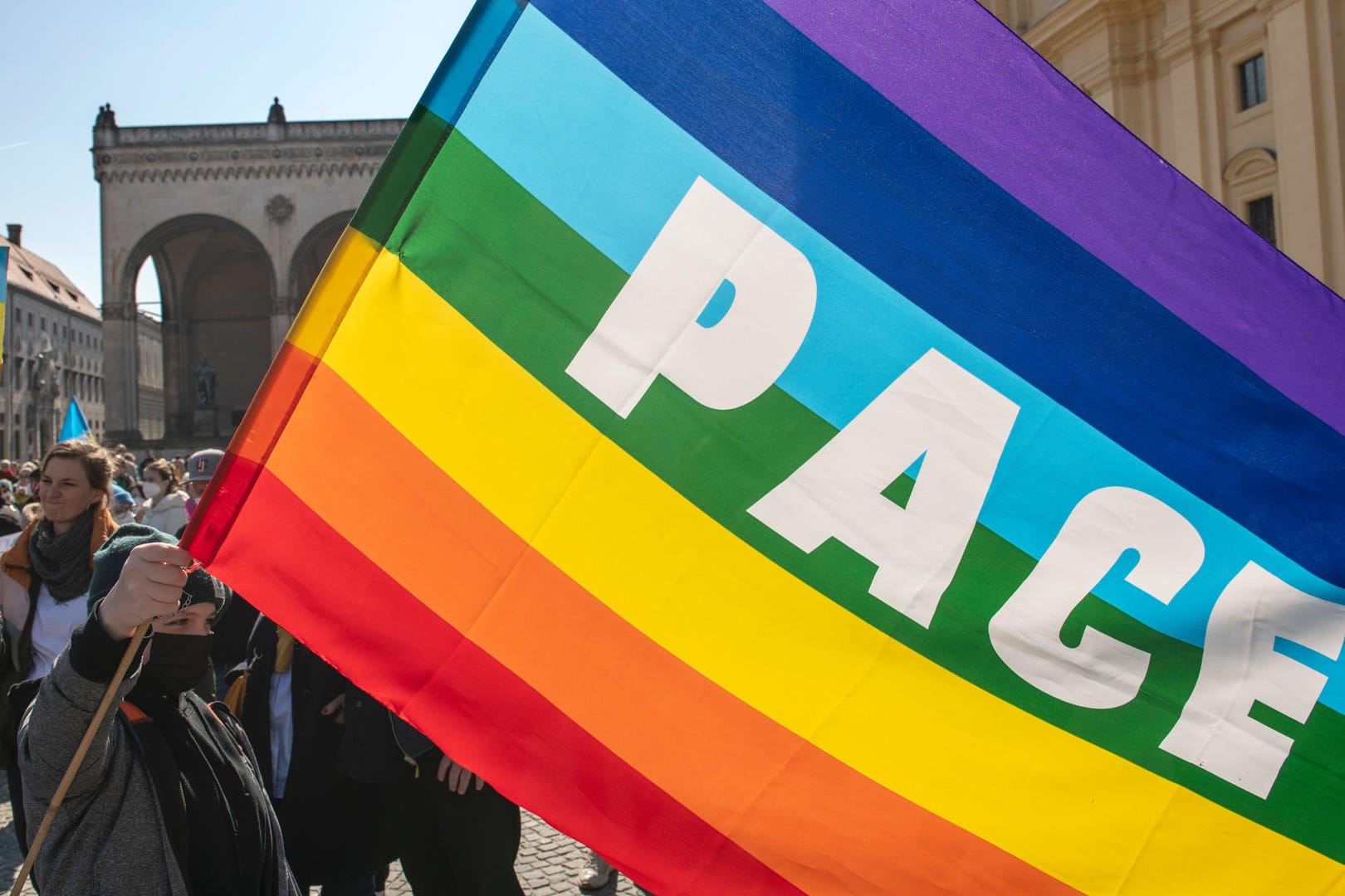 Eine Peace-Fahne (Archivbild): An Ostern demonstrieren Menschen für den Frieden.