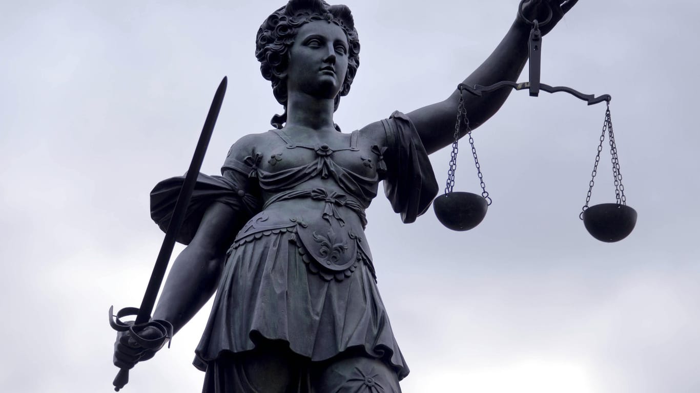 Justitia mit Waage und Schwert (Symbolbild): Der Angeklagte steht wegen Totschlags vor Gericht.