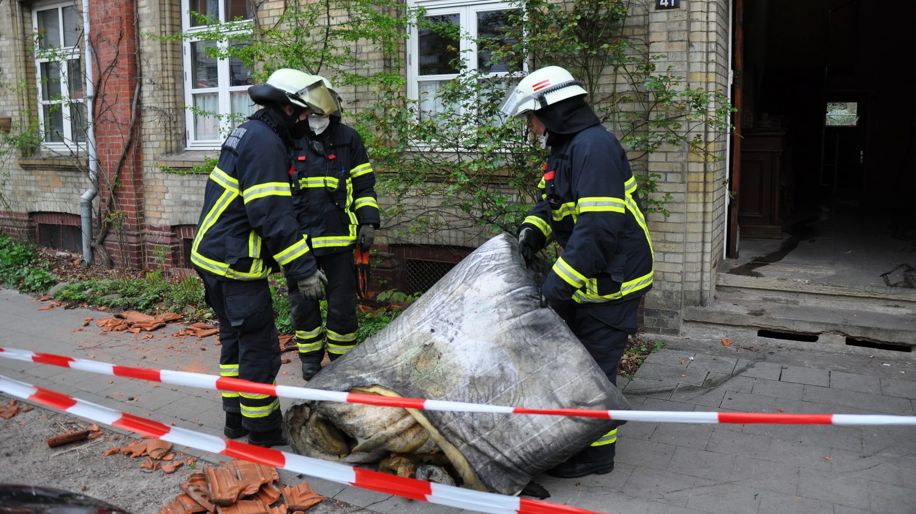 Am Dienstagmorgen wurde die Feuerwehr Hamburg erneut in den Stadtteil Rotherbaum alarmiert. Am Dienstagmorgen wurde die Feuerwehr Hamburg erneut in den Stadtteil Rotherbaum alarmiert.