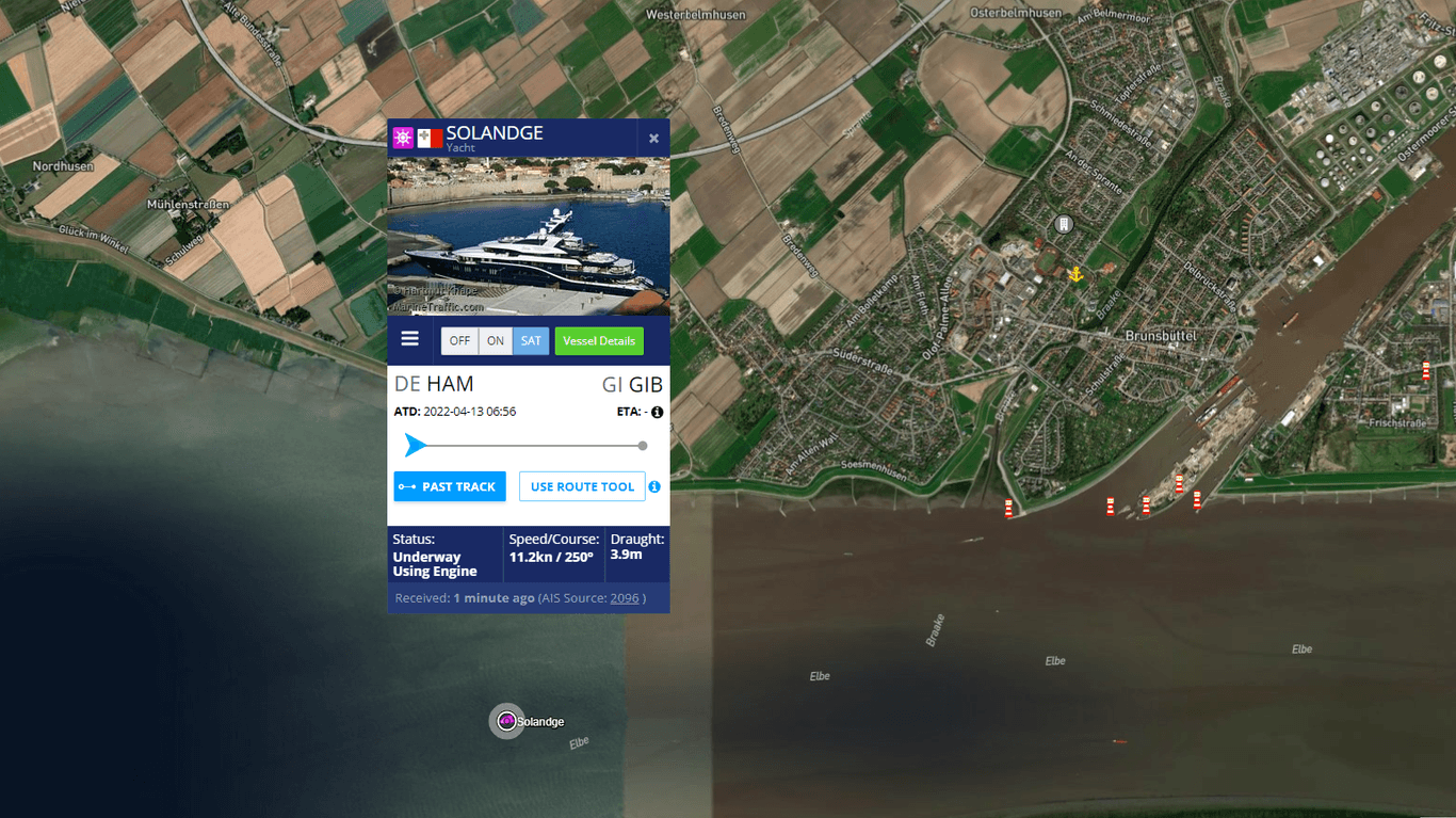 Auf der Webseite ist die Route des Schiffes aus dem Hamburger Hafen zu verfolgen. Das Ziel ist Gibraltar.