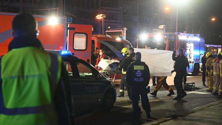 Rettungskräfte am Unfallort: Die Verletzten wurden in Krankenhäuser gebracht.