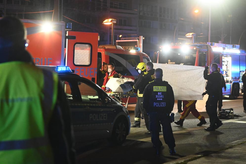 Rettungskräfte am Unfallort: Die Verletzten wurden in Krankenhäuser gebracht.