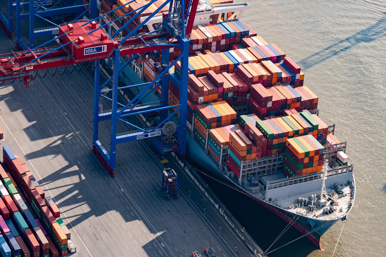 Containerschiff im Hamburger Hafen: Im Herbst hatten die Wirtschaftsinstitute noch ein Wachstum von 4,8 Prozent vorhergesagt. Containerschiff im Hamburger Hafen: Im Herbst hatten die Wirtschaftsinstitute noch ein Wachstum von 4,8 Prozent vorhergesagt.