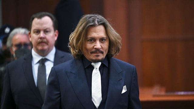 Johnny Depp (r) betritt den Gerichtssaal von Fairfax County.